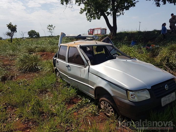 Carro leva fechada durante ultrapassagem, condutor perde controle e capota na BR-267