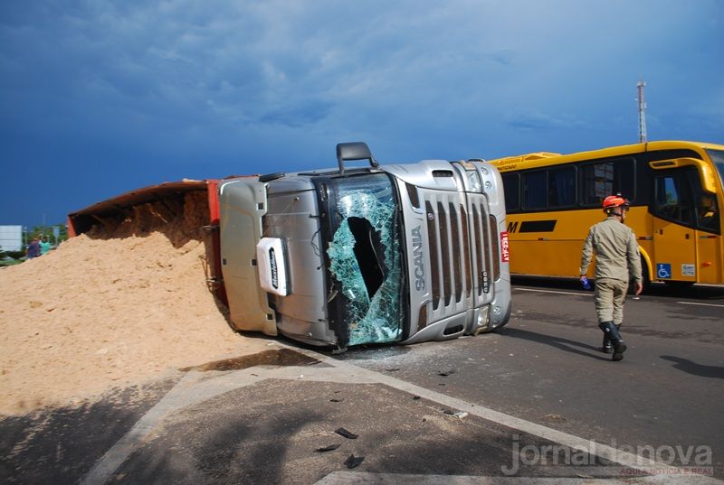 Carreta com placas de Nova Andradina tomba na BR-267