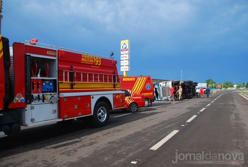 Carreta com placas de Nova Andradina tomba na BR-267