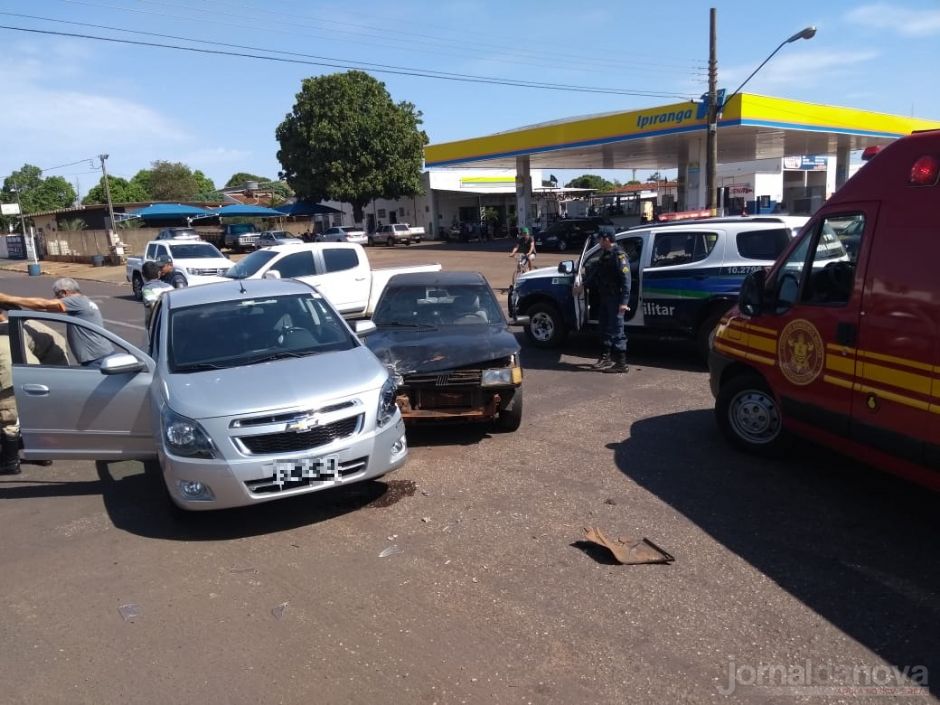 Colisão entre carros deixa uma mulher ferida na Moura Andrade