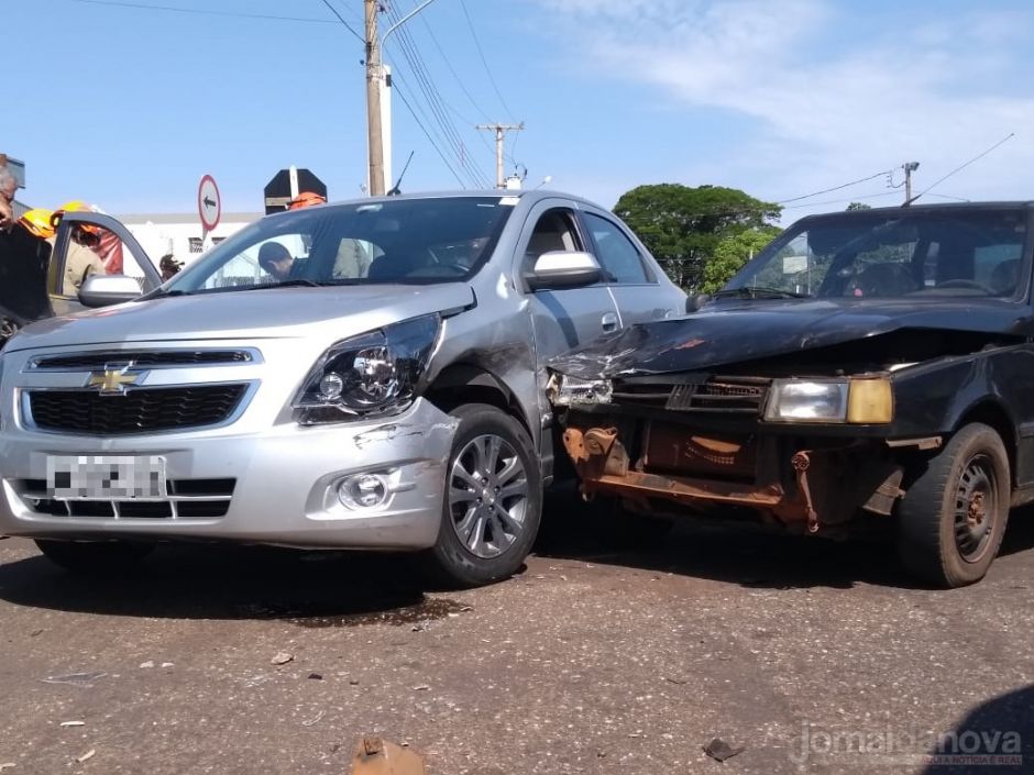 Colisão entre carros deixa uma mulher ferida na Moura Andrade