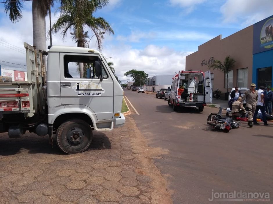 Motociclista fica ferido ao colidir com caminhão em Nova Andradina