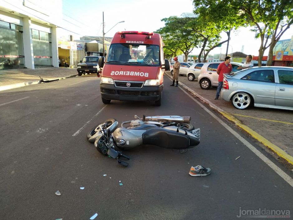 Durante manobra, carro invade avenida e colide com moto no centro de Nova Andradina