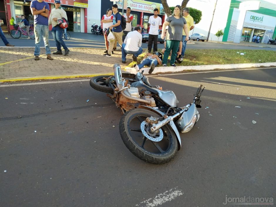 Durante manobra, carro invade avenida e colide com moto no centro de Nova Andradina