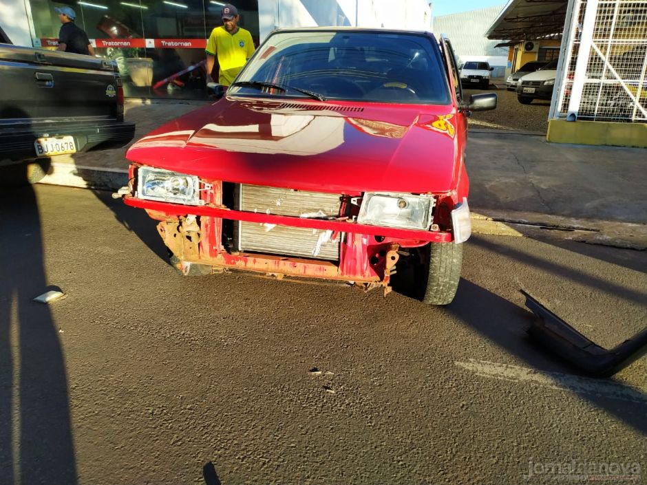 Durante manobra, carro invade avenida e colide com moto no centro de Nova Andradina