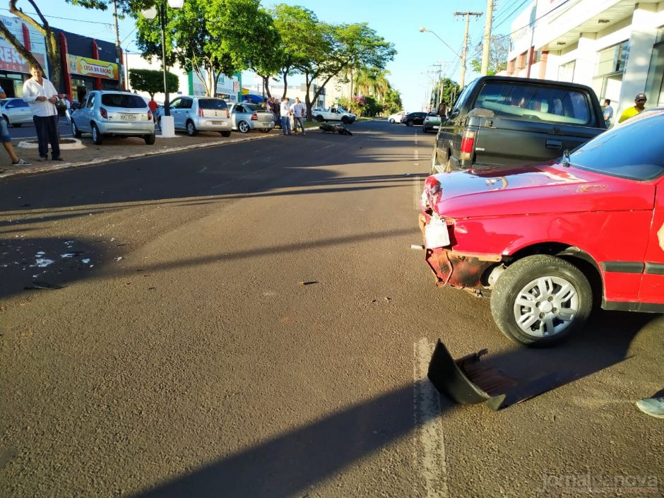 Durante manobra, carro invade avenida e colide com moto no centro de Nova Andradina