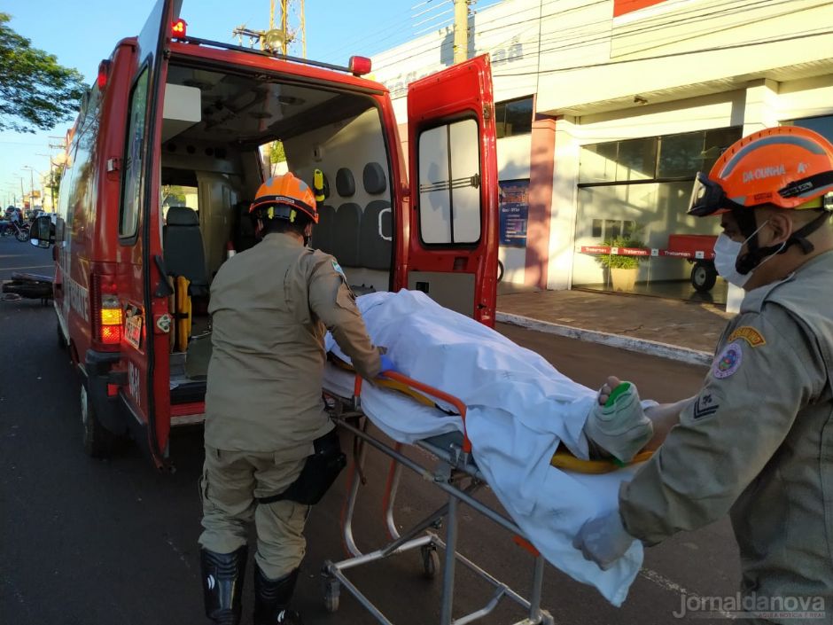 Durante manobra, carro invade avenida e colide com moto no centro de Nova Andradina