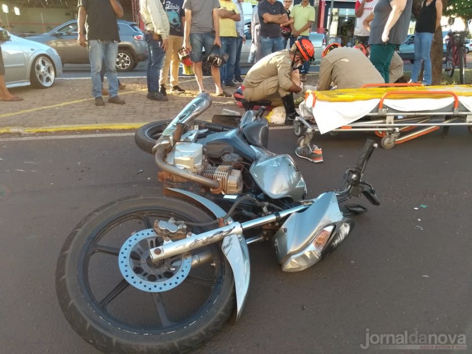 Durante manobra, carro invade avenida e colide com moto no centro de Nova Andradina