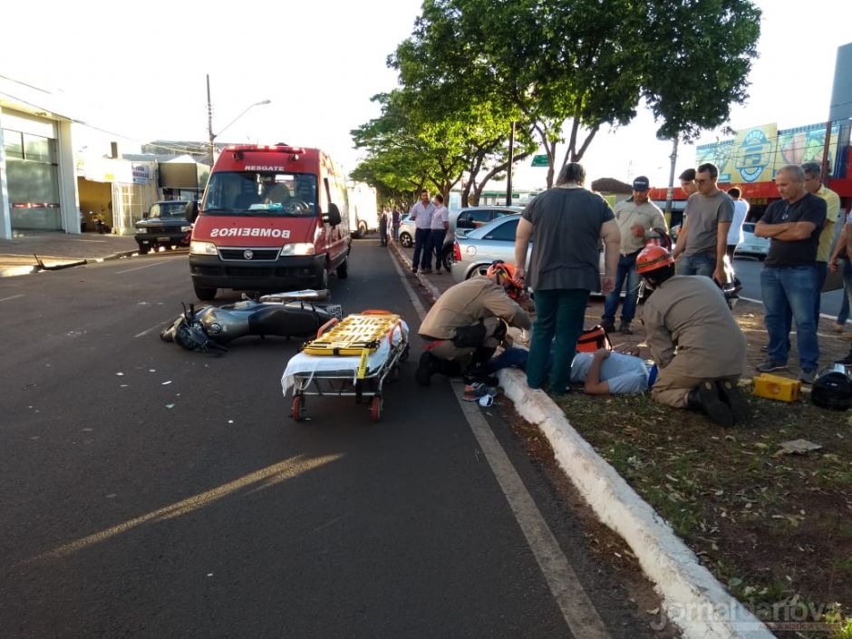 Durante manobra, carro invade avenida e colide com moto no centro de Nova Andradina