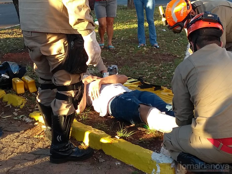 Durante manobra, carro invade avenida e colide com moto no centro de Nova Andradina