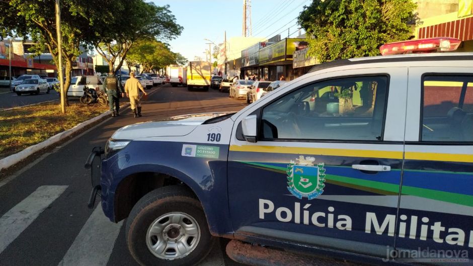 Durante manobra, carro invade avenida e colide com moto no centro de Nova Andradina