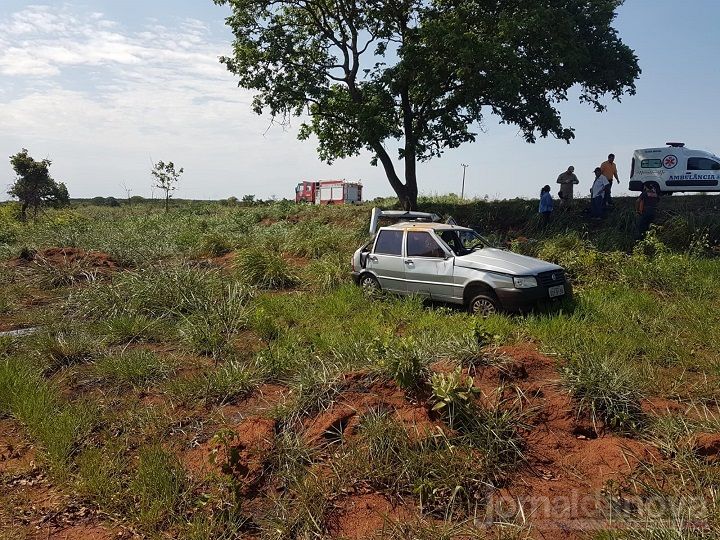 Carro leva fechada durante ultrapassagem, condutor perde controle e capota na BR-267