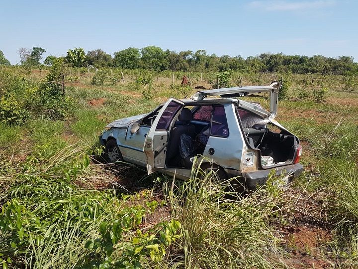 Carro leva fechada durante ultrapassagem, condutor perde controle e capota na BR-267