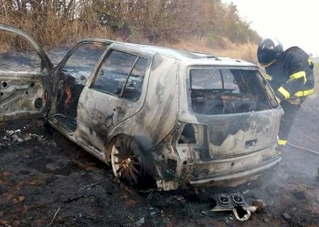 Carro pega fogo e tem perda total às margens da MS-276 em Ivinhema