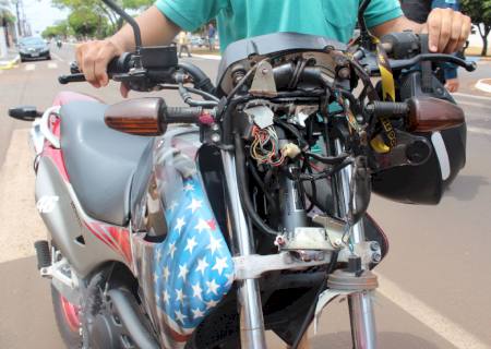 Motociclista colide com caminhonete e fica ferido no centro de Nova Andradina