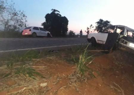 Três pessoas ficam gravemente feridas em colisão entre carros em Bataguassu