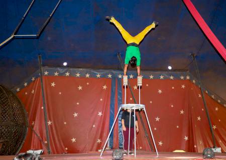 Mais de 2,5 mil alunos da rede municipal de ensino assistem ao espetáculo do Circo Astros