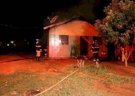 Incêndio possivelmente criminoso destrói casa em Ivinhema