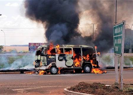 Vídeo: Kombi pega fogo e fica destruída na entrada de Batayporã