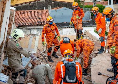 Bombeiros encontram corpo de 8ª vítima de desabamento em Fortaleza