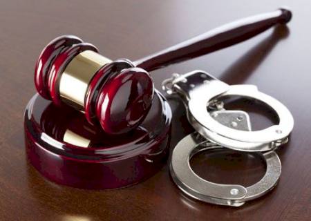 Réu continuará preso mesmo com prisão preventiva revogada