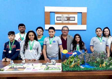 Takahashi recebe alunos da escola Anízio Teixeira premiados na Fecinova
