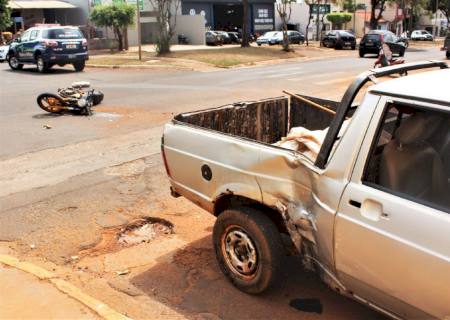 Piloto e garupa de moto ficam feridos em colisão no centro de Nova Andradina