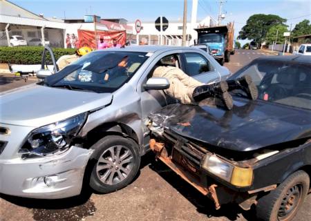 Colisão entre carros deixa uma mulher ferida na Moura Andrade