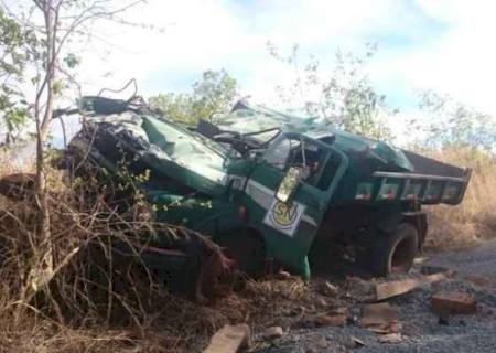 Caminhão perde o freio e capota deixando três pessoas feridas em serra de MS