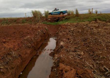 Empresa é autuada por construir drenos ilegais e aterrar áreas protegidas de nascentes