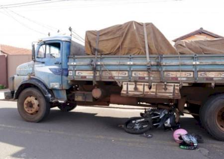 Casal de moto é arrastado por caminhão em Campo Grande