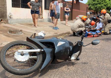 Motos colidem e duas pessoas ficam feridas em cruzamento de Nova Andradina