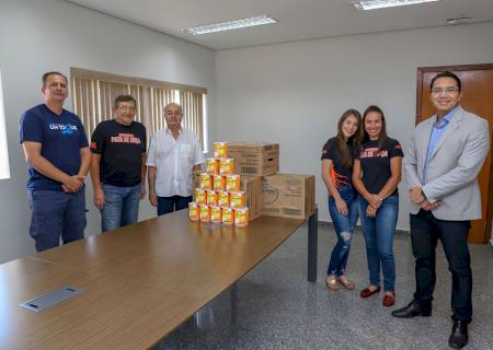 Saúde recebe a doação de 100 latas de leite em pó do Bike Clube Pata de Onça
