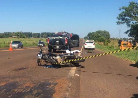 Soldado colide moto contra traseira de caminhonete e morre na BR-060