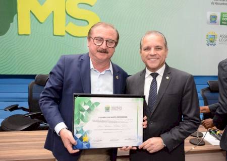 Coronel David entrega Título de Cidadão Sul-mato-grossense a Luiz Antônio Nabhan Garcia