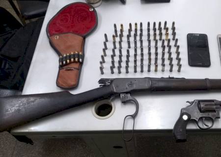 Após ameaçar policiais em vídeo, trio é preso com armas e munições