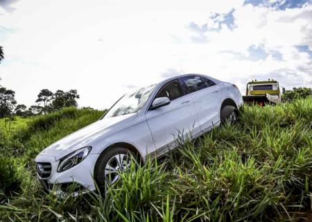 Bandidos fazem família refém e roubam R$ 30 mil e duas Mercedes em Campo Grande