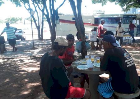 Moradores de rua são acolhidos em tradicional almoço de Natal em Nova Andradina