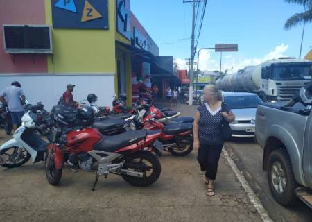 Motos mal estacionadas atrapalham pedestres no centro de Ivinhema