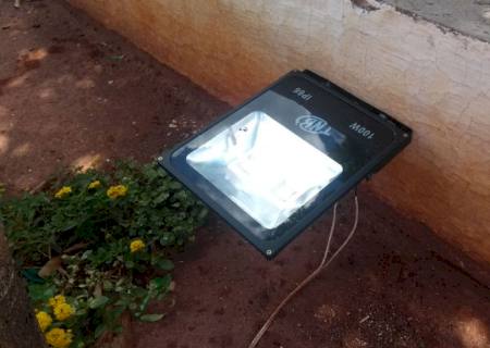Ladrões furtam refletores de decoração natalina em Nova Andradina