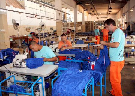 De camisetas a mochilas, uniformes escolares são confeccionados em presídios de MS com economia de 40%