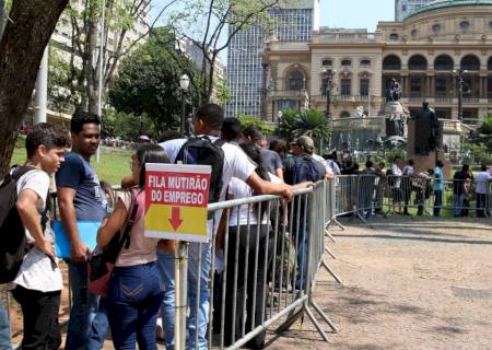 Taxa de desemprego fecha o trimestre encerrado em novembro em 11,2%