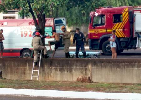 Jovem cai de altura de 6 metros e é resgatado em córrego na Capital