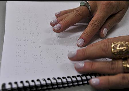 Mundo comemora Sistema Braile de escrita e leitura para cegos