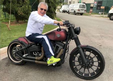 Carlos Alberto de Nóbrega é internado com infecção após ingerir iogurte vencido