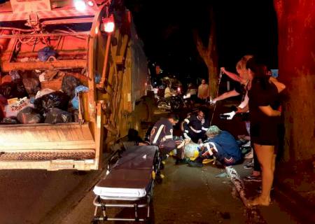 Motociclista fica em estado grave ao colidir com caminhão de lixo