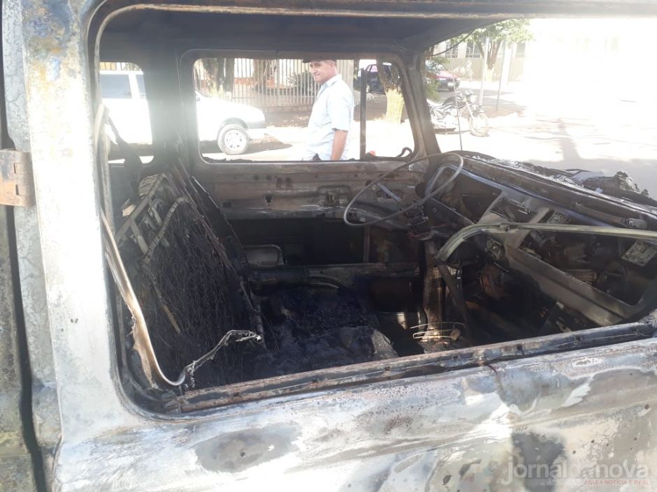 Kombi fica destruída por incêndio no centro de Nova Andradina
