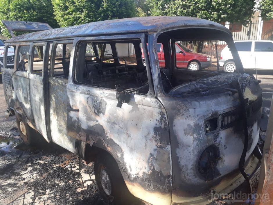 Kombi fica destruída por incêndio no centro de Nova Andradina