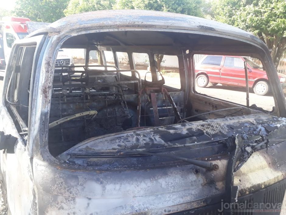 Kombi fica destruída por incêndio no centro de Nova Andradina
