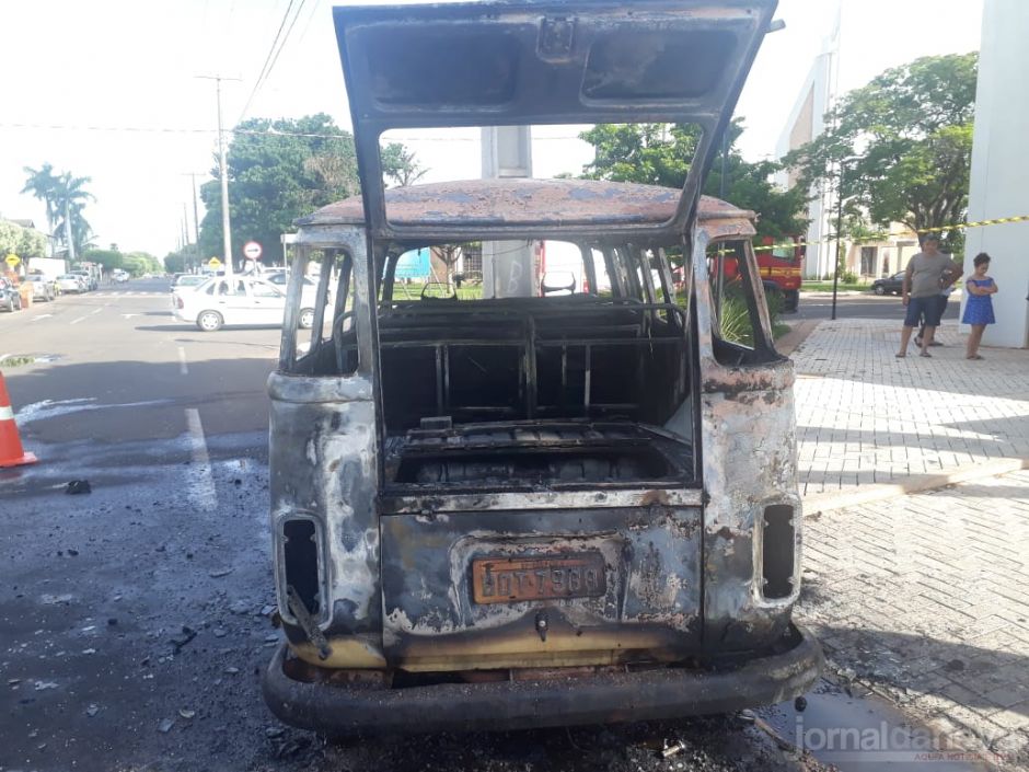 Kombi fica destruída por incêndio no centro de Nova Andradina